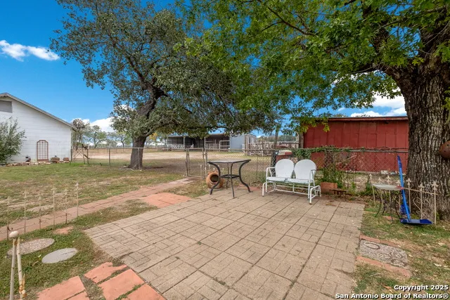 461 Highway 173 S Devine, TX 78016